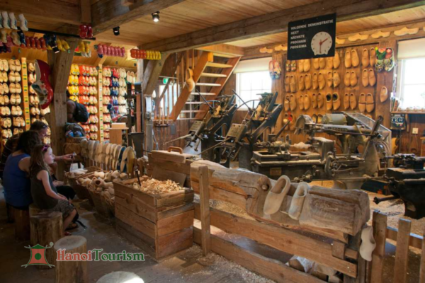 xưởng chế tác guốc gỗ - Zaanse Schans - Hà Lan