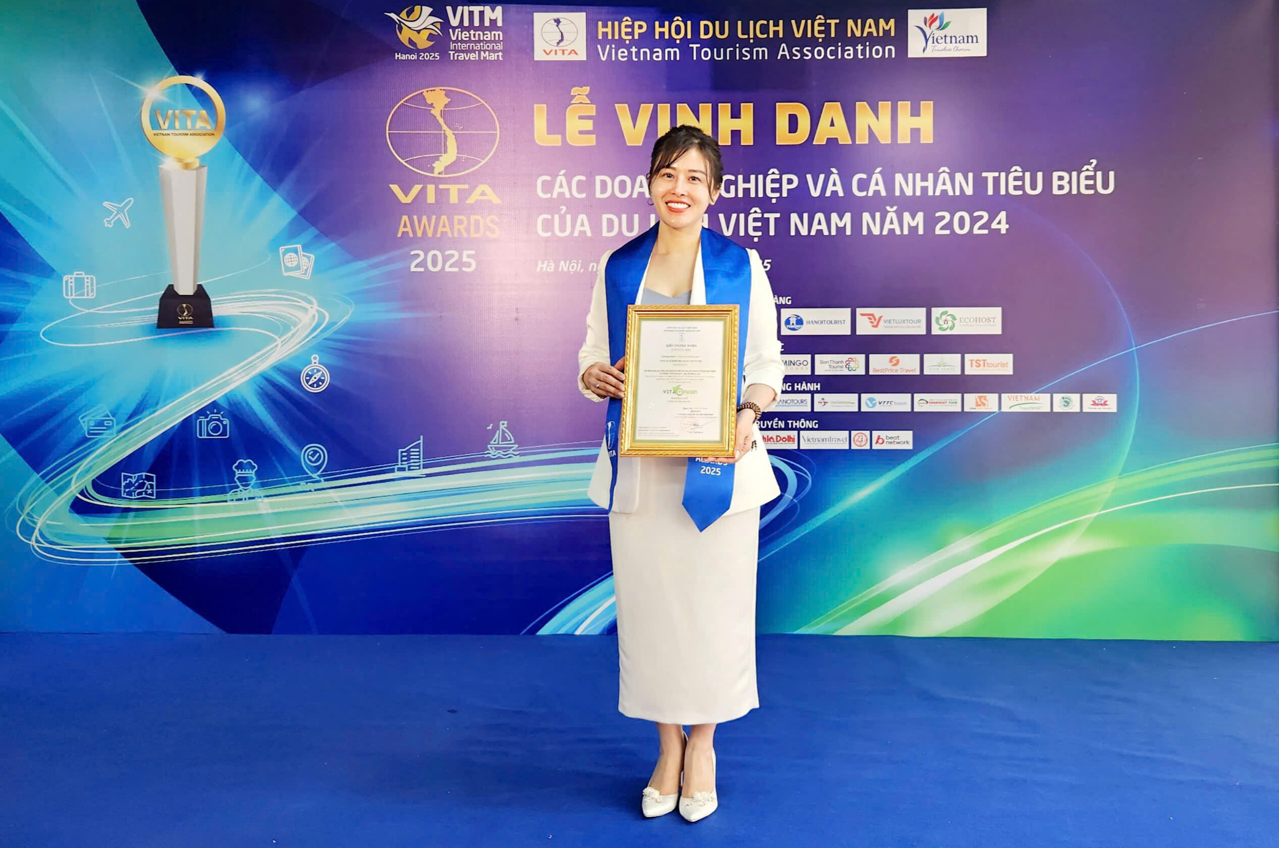 TGĐ Nhữ Thị Ngần nhận giấy chứng nhận
