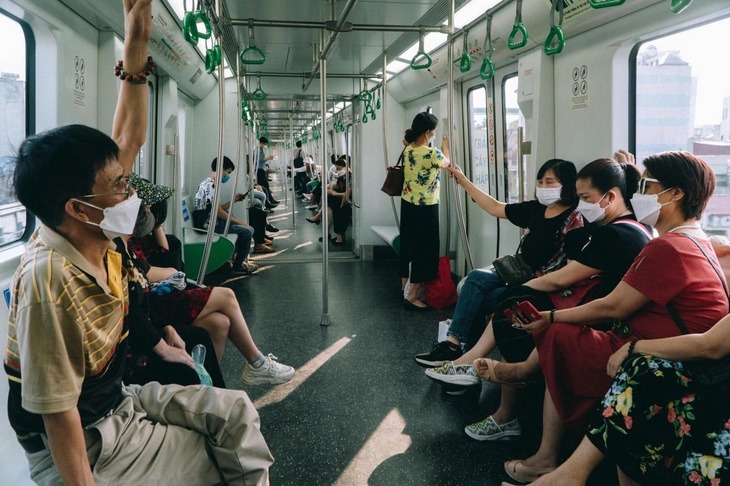 Người dân Hà Nội đi tàu metro