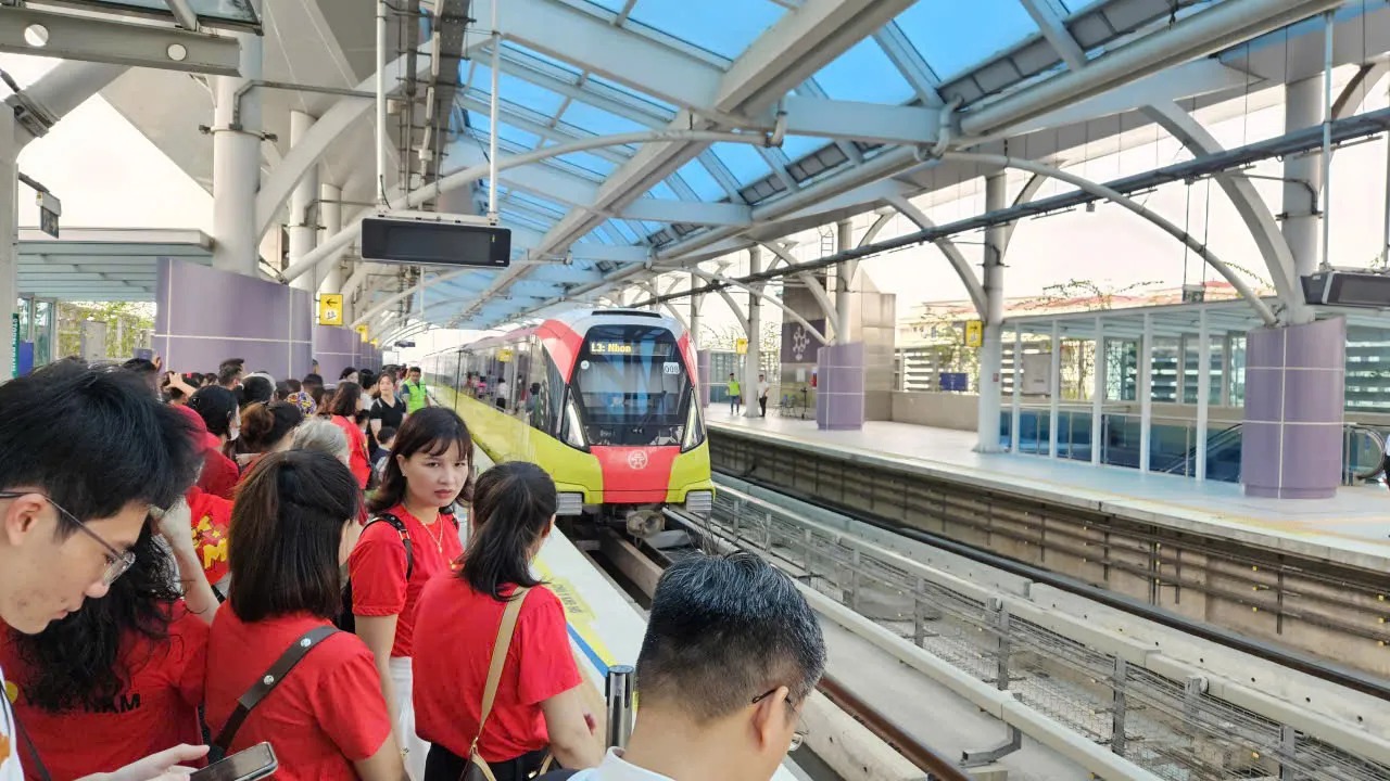 Người dân chờ tàu điện metro tại Hà Nội