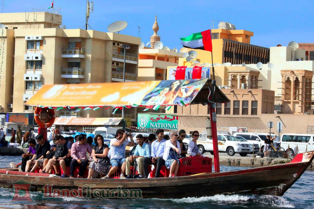 Trải nghiệm taxi nước để ngắm nhìn con lạch Dubai - Dubai