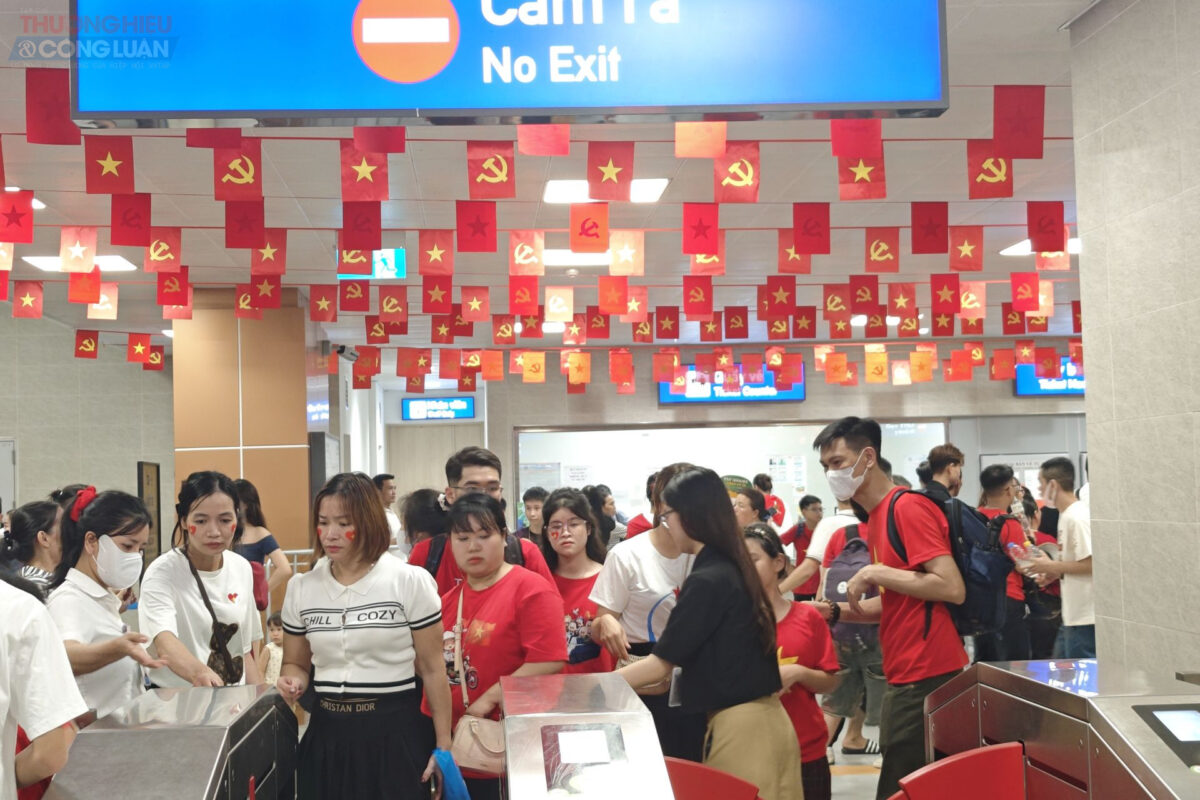 Di chuyển bằng tàu điện đến điểm xem diễu binh