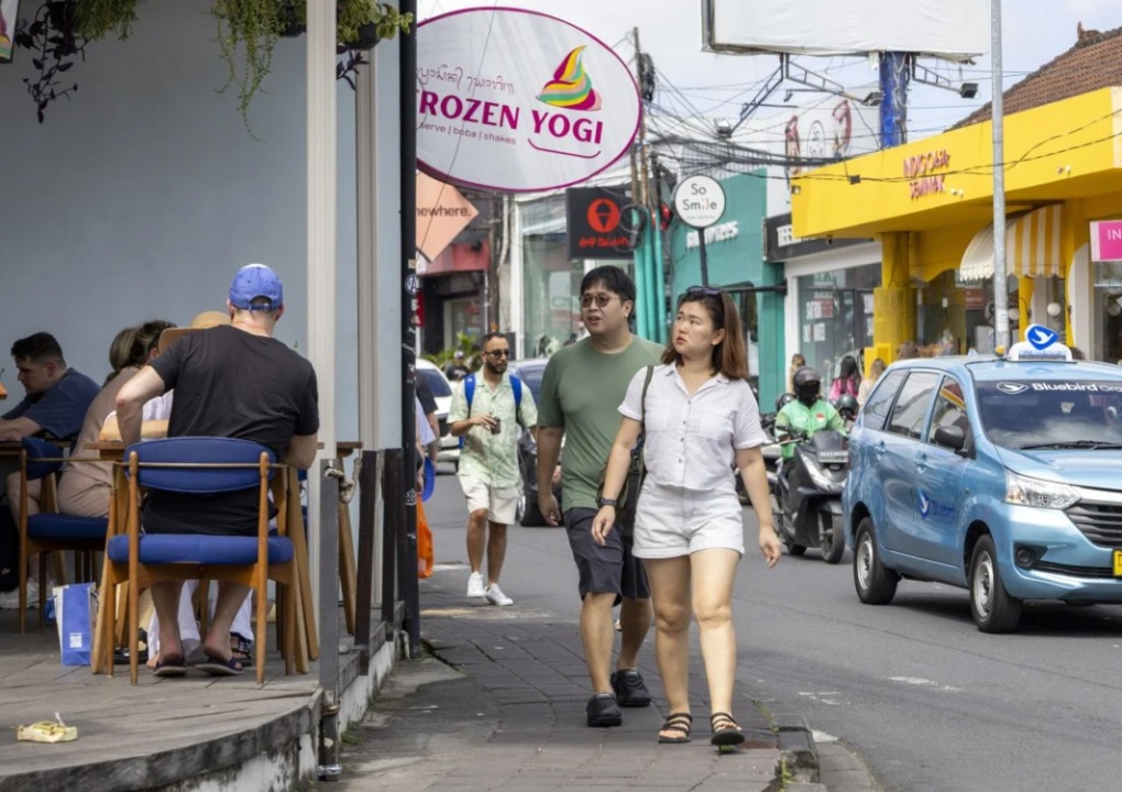 Du khách trên đường phố Bali