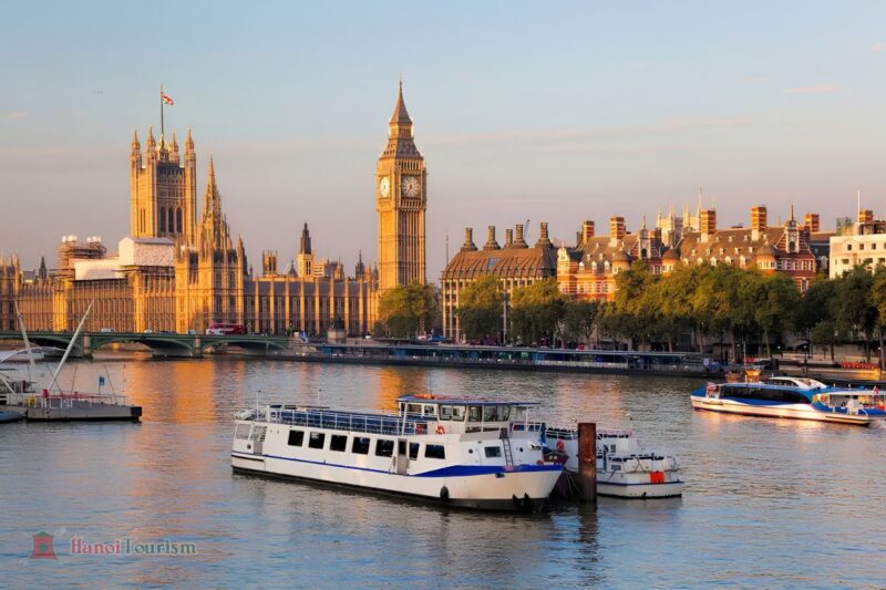 Du thuyền trên sông Thames