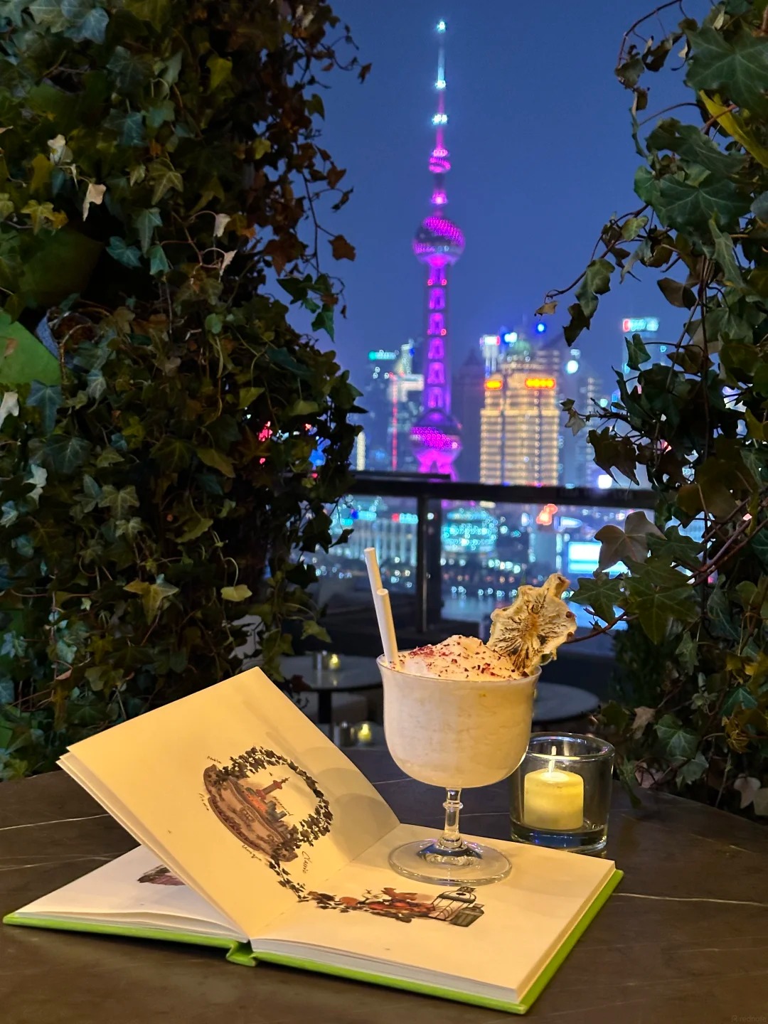 Rooftop bar ngắm phố Đông